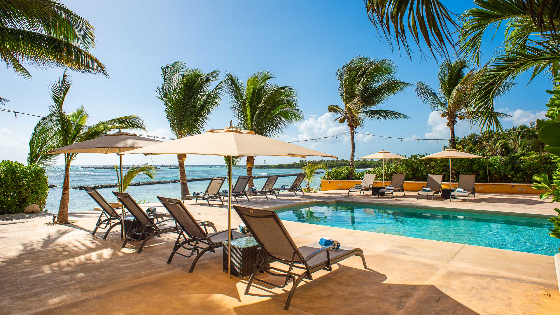 Villa frente al mar con cancha de tenis en Puerto Aventuras